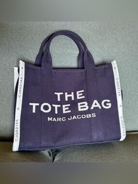 Marc Jacobs The Tote Bag in black-medium size